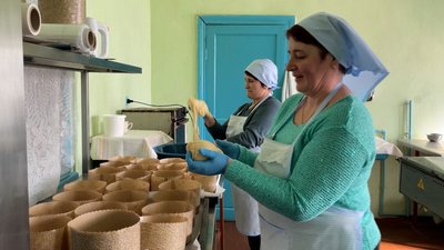 Працівниці ліцею на Рівненщині випекли 300 пасок і передали на передову Працівниці ліцею на Рівненщині випекли 300 пасок і передали на передову