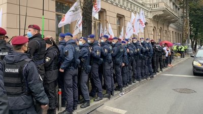 Мітинги під Радою. Протестувальники намагалися прорватися через поліцейський кордон