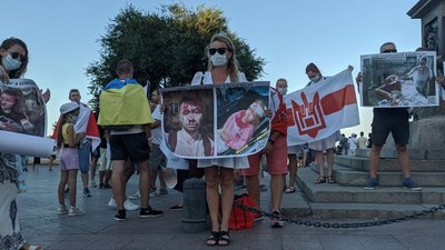 У центрі Одеси люди вийшли на акцію "День єднання білорусів"
