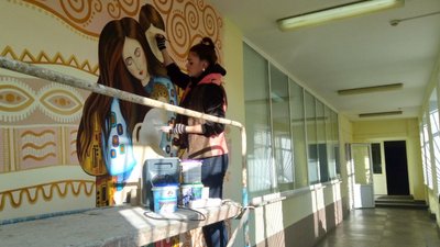Сім’я – це простір без насильства. Кропивницька художниця розписує стіну в педуніверситеті