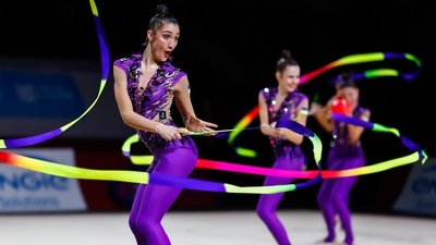 Жіноча збірна України з художньої гімнастики під час вправ зі стрічкою