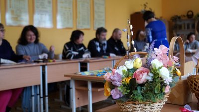 На Львівщині переселенці розмальовують великодні пряники для бійців – фоторепортаж