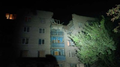 Частково зруйнований багатоквартирний будинок у Слов'янську