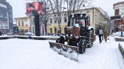 Розчищають дороги від снігу із самого ранку. Що відомо про стан шляхів на Івано-Франківщині Розчищають дороги від снігу із самого ранку. Що відомо про стан шляхів на Івано-Франківщині