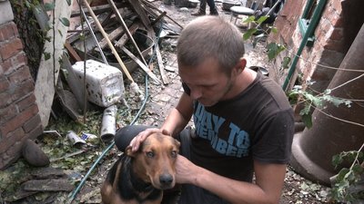 Дмитро та собака Лапа, яка вижила під час російського обстрілу, Слов’янськ