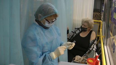Пересувний пункт вакцинації почав працювати у Дніпровському районі Запоріжжя Пересувний пункт вакцинації почав працювати у Дніпровському районі Запоріжжя