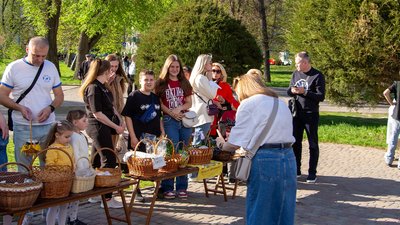 У Полтаві освячують великодні кошики У Полтаві освячують великодні кошики