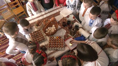 На Косівщині дошкільнята розфарбовували писанки На Косівщині дошкільнята розфарбовували писанки