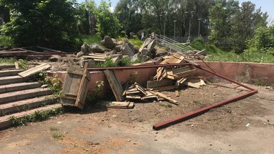 У Сумах на Заливній знесли зведену споруду У Сумах на Заливній знесли зведену споруду