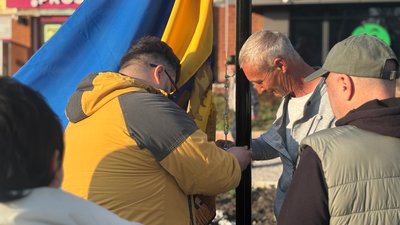 Місцеві жителі підіймають прапори