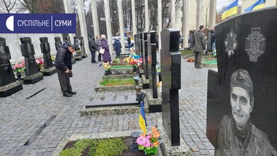 У Сумах вшанували загиблих воїнів: на Алеї слави поклали квіти та відправили панахиду У Сумах вшанували загиблих воїнів: на Алеї слави поклали квіти та відправили панахиду