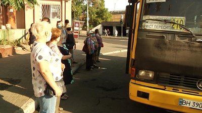 На кінцевих зупинках громадського транспорту в Одесі працюють "посадочні команди" На кінцевих зупинках громадського транспорту в Одесі працюють "посадочні команди"
