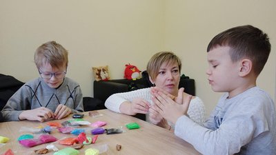 Помічниця психологині Лілія Аршинова займається з дітками, березень-2024. Фото: Суспільне Хмельницький Помічниця психологині Лілія Аршинова займається з дітками, березень-2024. Фото: Суспільне Хмельницький