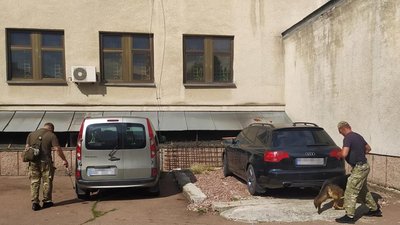 У Житомирі перевіряють інформацію про замінування приміщення суду і трьох торговельних центрів У Житомирі перевіряють інформацію про замінування приміщення суду і трьох торговельних центрів