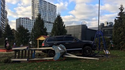 У Львові авто зіткнулося з трьома автомобілями та в'їхало у дитячий майданчик