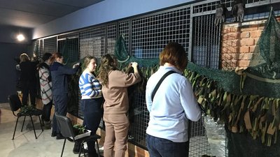У Тернополі волонтери виготовляють маскувальні костюми У Тернополі волонтери виготовляють маскувальні костюми