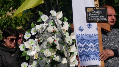 У Покрові на Дніпропетровщині попрощалися з загиблим бійцем У Покрові на Дніпропетровщині попрощалися з загиблим бійцем