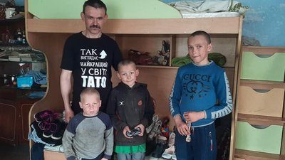 Сім'я прикарпатця, який виховує 4 дітей, потребує допомоги Сім'я прикарпатця, який виховує 4 дітей, потребує допомоги