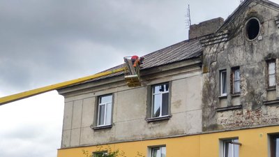 Ріжуть дерева і латають дахи: у громаді на Волині прибирають наслідки буревію