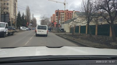 Аварія у Сумах: легковик влетів у стіну будинку Аварія у Сумах: легковик влетів у стіну будинку