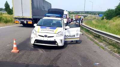 На Рівненщині пішохід потрапив під авто поліції із Закарпаття. Чоловік помер