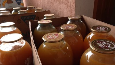 На Львівщині волонтери виготовляють соки для військових
