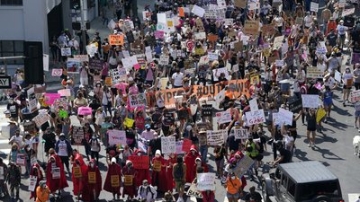 У США тисячі жінок протестували проти переобрання Трампа У США тисячі жінок протестували проти переобрання Трампа