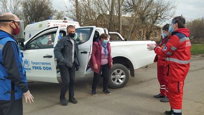 Через мінне поле ґрунтовкою: як харківські волонтери допомагають COVID-хворим на лінії розмежування Через мінне поле ґрунтовкою: як харківські волонтери допомагають COVID-хворим на лінії розмежування