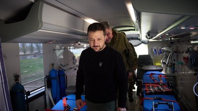 Президент відвідав передові позиції українських військових та госпіталь на Донеччині Президент відвідав передові позиції українських військових та госпіталь на Донеччині