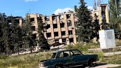 Спалені і зруйновані будинки, вщерть розбитий центр селища, згорілі автівки: Високопілля після піврічної окупації Спалені і зруйновані будинки, вщерть розбитий центр селища, згорілі автівки: Високопілля після піврічної окупації