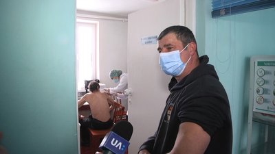 На Житомирщині у селах людей щеплюють мобільні медичні бригади На Житомирщині у селах людей щеплюють мобільні медичні бригади