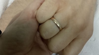 Обручка, яку воїн передав дружині з війни