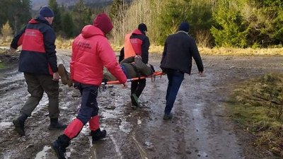 Прикарпатські рятувальники допомогли водію лісовоза Прикарпатські рятувальники допомогли водію лісовоза