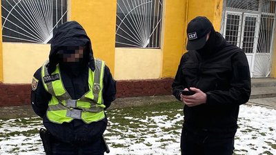 На Закарпатті двох правоохоронців підозрюють у вимаганні хабаря
