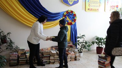 "Російську літературу — на макулатуру": вінницькі школярі зібрали 2500 книг "Російську літературу — на макулатуру": вінницькі школярі зібрали 2500 книг