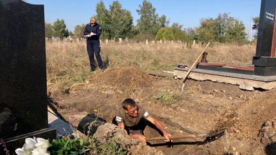 У Савинцях на Харківщині ексгумували тіло закатованого під час окупації підприємця У Савинцях на Харківщині ексгумували тіло закатованого під час окупації підприємця