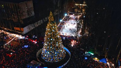 З світловими 3D кулями та декоративними елементами. У Вінниці засяяла новорічна ялинка З світловими 3D кулями та декоративними елементами. У Вінниці засяяла новорічна ялинка