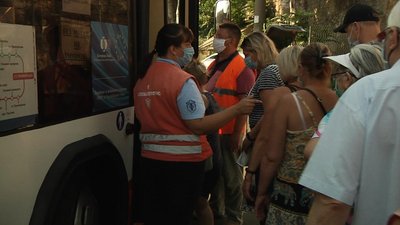 На кінцевих зупинках громадського транспорту в Одесі працюють "посадочні команди" На кінцевих зупинках громадського транспорту в Одесі працюють "посадочні команди"