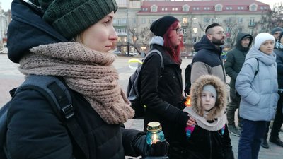 "На цьому місці був Євромайдан та антимайдан". На центральній площі Кропивницького вшанували пам'ять загиблих на Майдані "На цьому місці був Євромайдан та антимайдан". На центральній площі Кропивницького вшанували пам'ять загиблих на Майдані