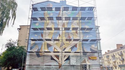 У центрі Луцька оновлюють мурал із тризубом У центрі Луцька оновлюють мурал із тризубом