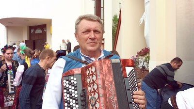 Співають біля церкви: в Тернополі дитячий ансамбль збирає гроші для ЗСУ Співають біля церкви: в Тернополі дитячий ансамбль збирає гроші для ЗСУ