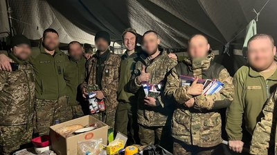 Військовий капелан з Америки підтримує українських військових та розбирає завали після влучань ворожих ракет у Запоріжжі Військовий капелан з Америки підтримує українських військових та розбирає завали після влучань ворожих ракет у Запоріжжі