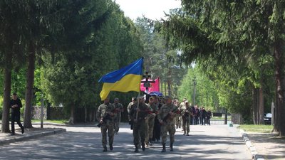 У Сумах поховали військового Олександра Одінцова, якого вбили на Луганщині У Сумах поховали військового Олександра Одінцова, якого вбили на Луганщині