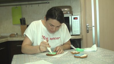 Розмальовує своє печиво Аліна різнобарвною глазур'ю, додаючи гелеві барвники, які краще розчиняються. Розмальовує своє печиво Аліна різнобарвною глазур'ю, додаючи гелеві барвники, які краще розчиняються.