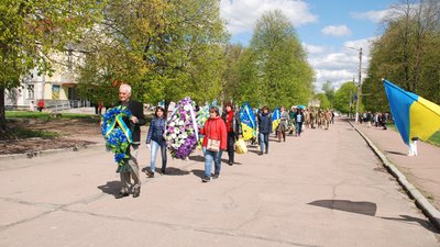 У Шостці на Сумщині провели в останню путь військовослужбовця Миколу Шуляка У Шостці на Сумщині провели в останню путь військовослужбовця Миколу Шуляка