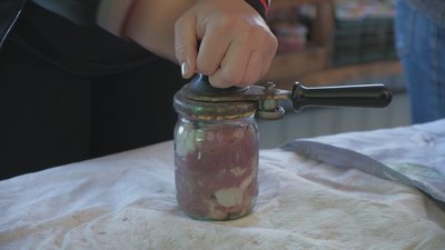 2,5 тисяч банок за місяць: у селі на Вінниччині готують тушкованку для захисників 2,5 тисяч банок за місяць: у селі на Вінниччині готують тушкованку для захисників