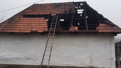 Вогонь поширився на дах і кімнати: на Закарпатті горів будинок Вогонь поширився на дах і кімнати: на Закарпатті горів будинок