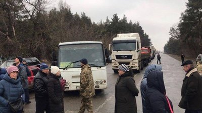 У Мерефі люди вийшли на трасу, протестуючи проти видобутку газу У Мерефі люди вийшли на трасу, протестуючи проти видобутку газу
