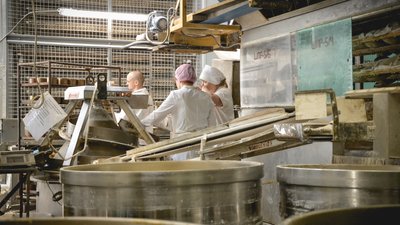 До Великодня на одеському хлібзаводі планують виготовити близько 400 тисяч пасок. ВІДЕО