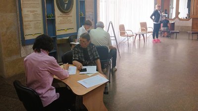 Миколаївці оформлюють картки для отримання продовольчої допомоги